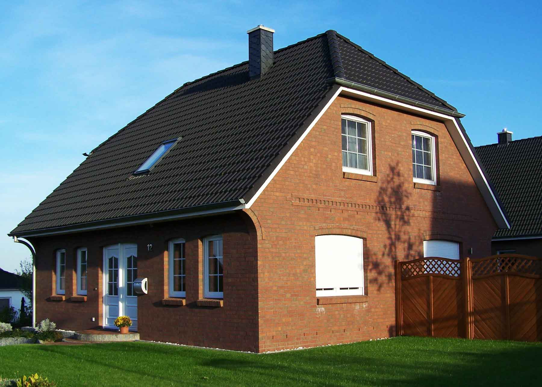 Ein Foto vom Krüppelwalmdach-Haus von FIKO-Hausbau